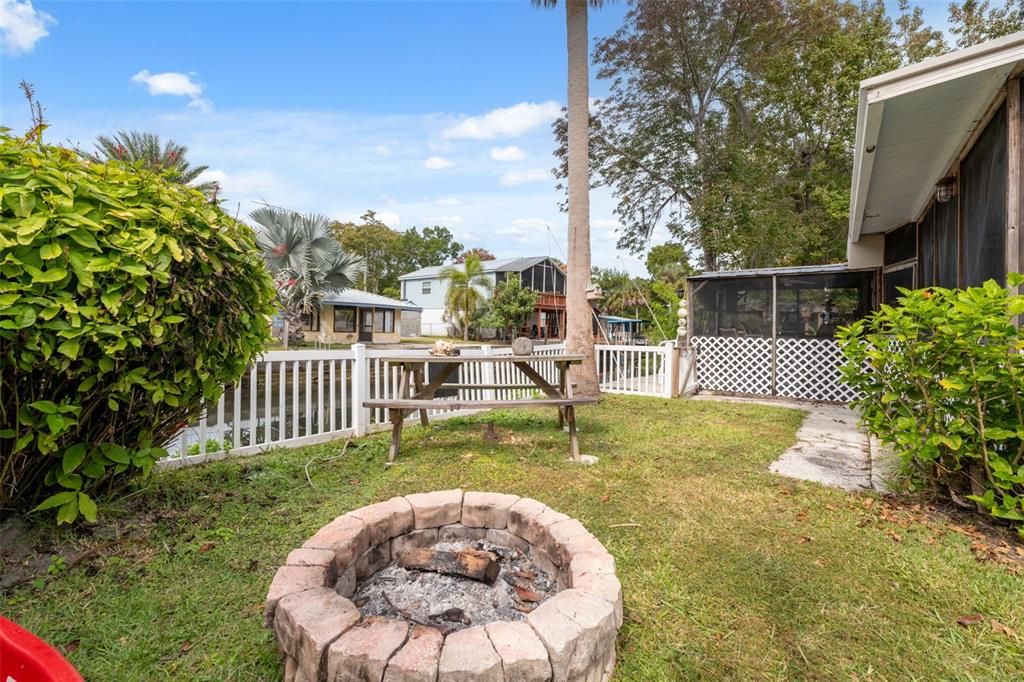 For Sale: $339,900 (2 beds, 1 baths, 552 Square Feet)