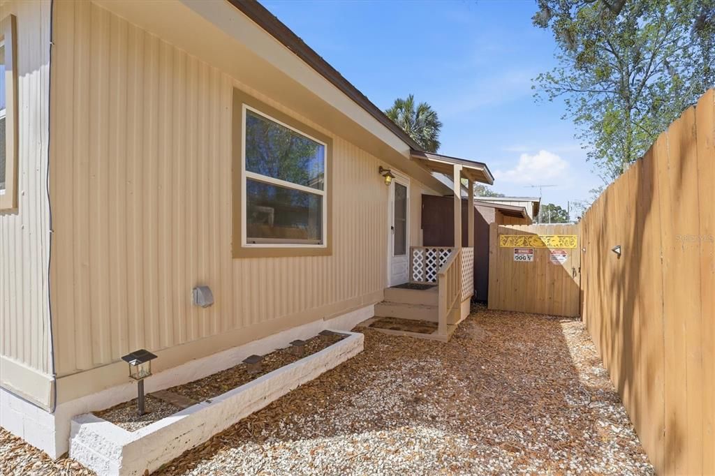 For Sale: $339,900 (2 beds, 1 baths, 552 Square Feet)