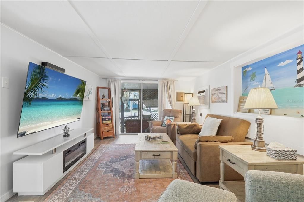 For Sale: $339,900 (2 beds, 1 baths, 552 Square Feet)