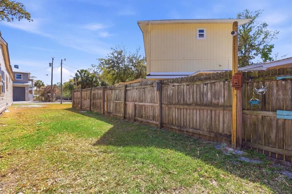 For Sale: $339,900 (2 beds, 1 baths, 552 Square Feet)