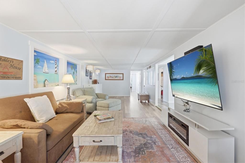 For Sale: $339,900 (2 beds, 1 baths, 552 Square Feet)