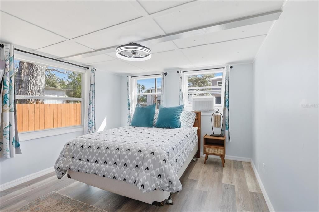 For Sale: $339,900 (2 beds, 1 baths, 552 Square Feet)