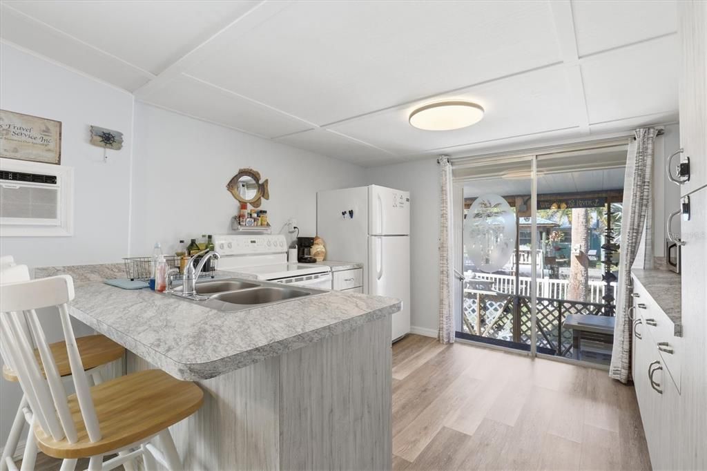 For Sale: $339,900 (2 beds, 1 baths, 552 Square Feet)