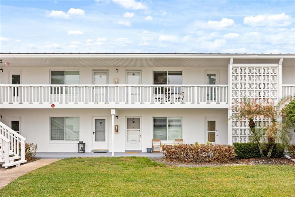 For Sale: $349,000 (2 beds, 1 baths, 816 Square Feet)