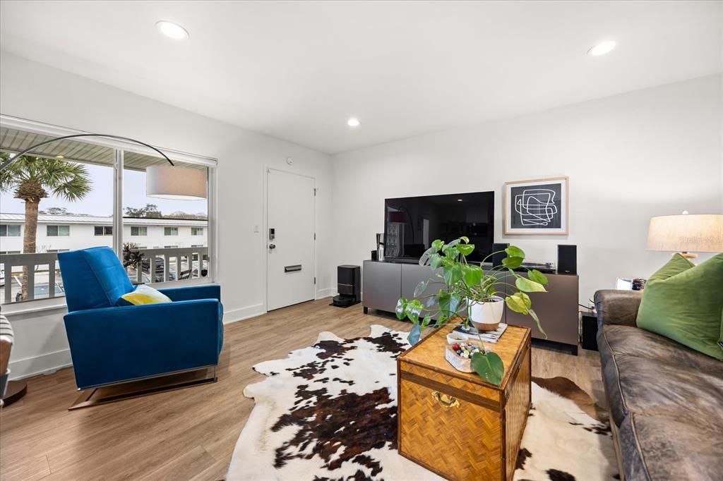 For Sale: $349,000 (2 beds, 1 baths, 816 Square Feet)