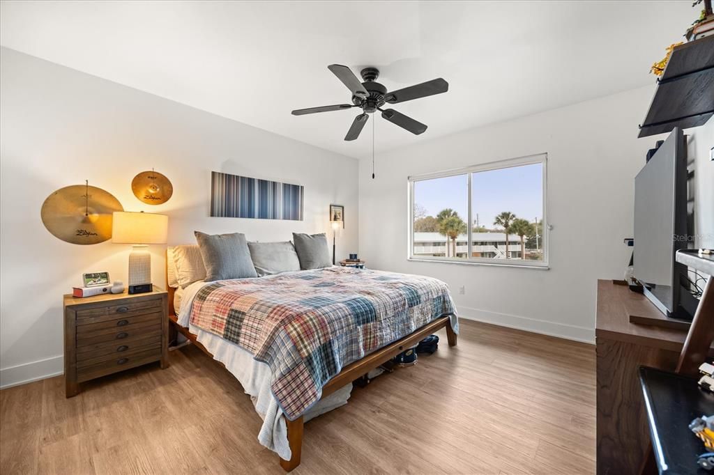 For Sale: $349,000 (2 beds, 1 baths, 816 Square Feet)