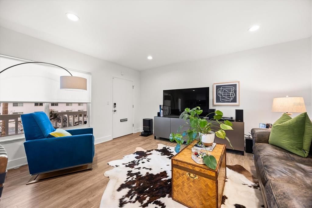 For Sale: $349,000 (2 beds, 1 baths, 816 Square Feet)