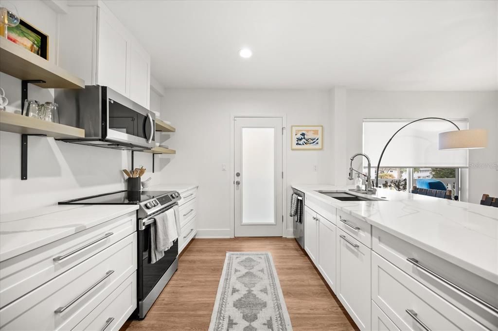 For Sale: $349,000 (2 beds, 1 baths, 816 Square Feet)