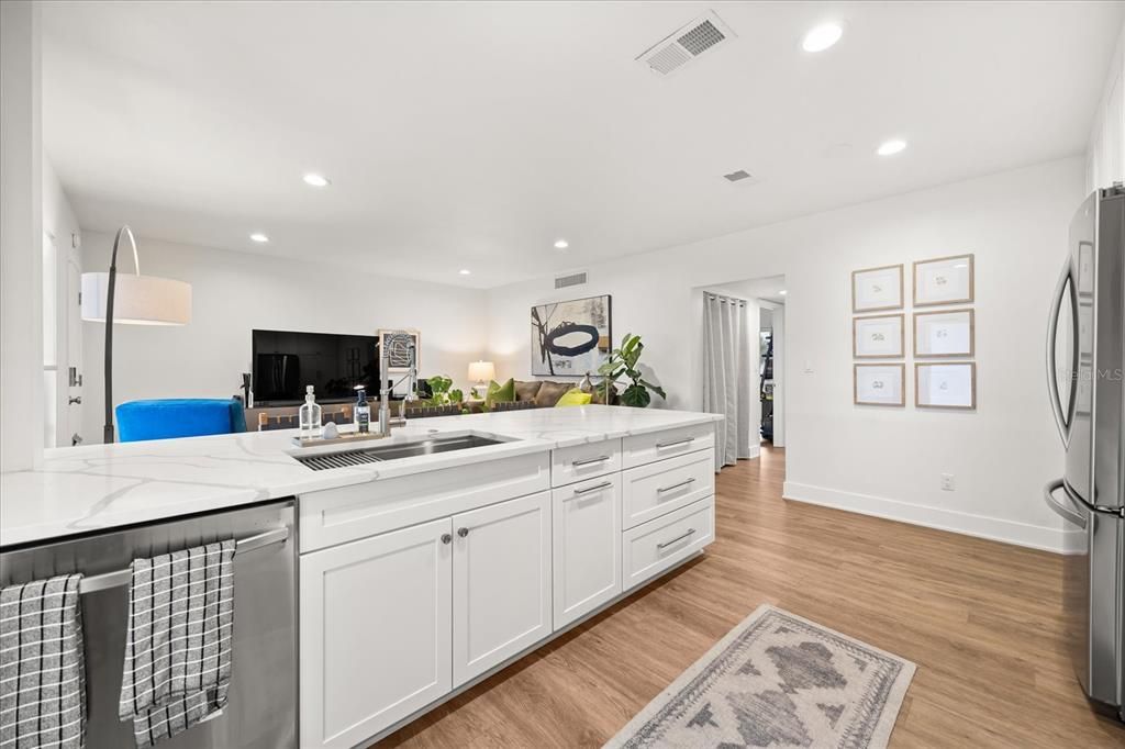 For Sale: $349,000 (2 beds, 1 baths, 816 Square Feet)