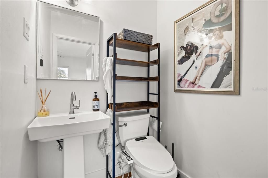 For Sale: $349,000 (2 beds, 1 baths, 816 Square Feet)