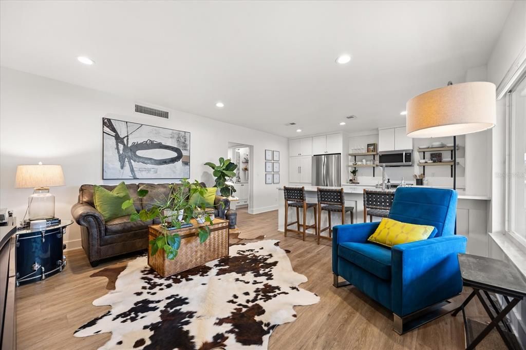 For Sale: $349,000 (2 beds, 1 baths, 816 Square Feet)