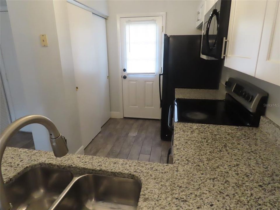 For Rent: $1,300 (1 beds, 1 baths, 703 Square Feet)