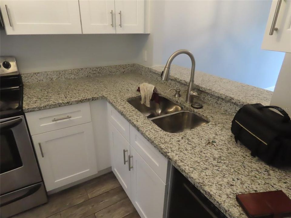 For Rent: $1,300 (1 beds, 1 baths, 703 Square Feet)