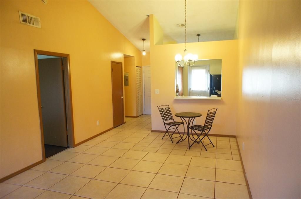 For Rent: $1,300 (1 beds, 1 baths, 703 Square Feet)