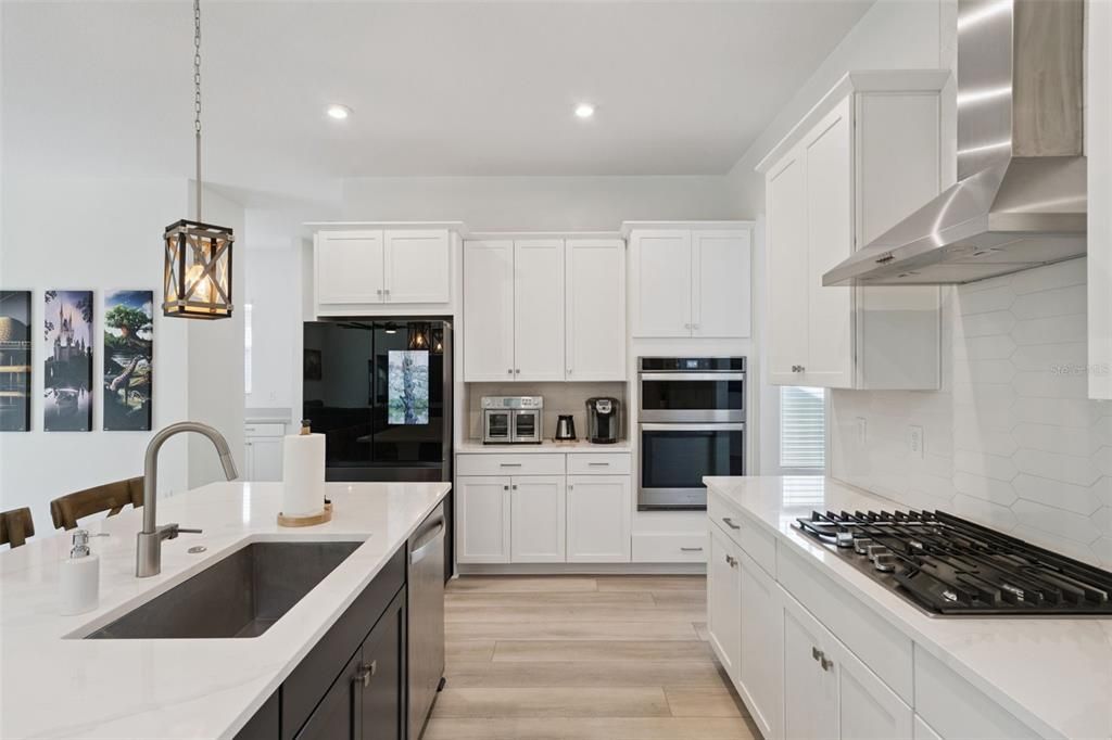 Active With Contract: $1,184,999 (6 beds, 4 baths, 3592 Square Feet)