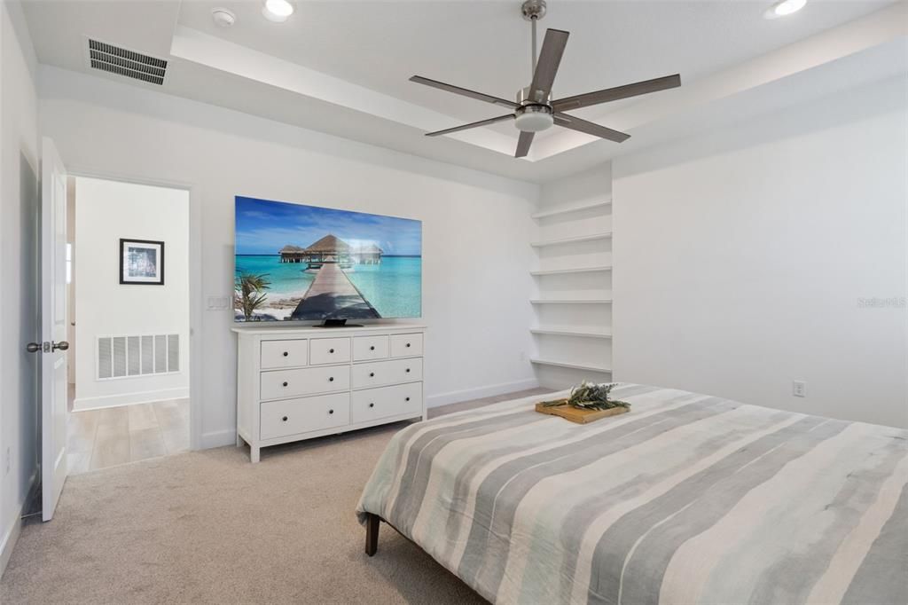 Active With Contract: $1,184,999 (6 beds, 4 baths, 3592 Square Feet)