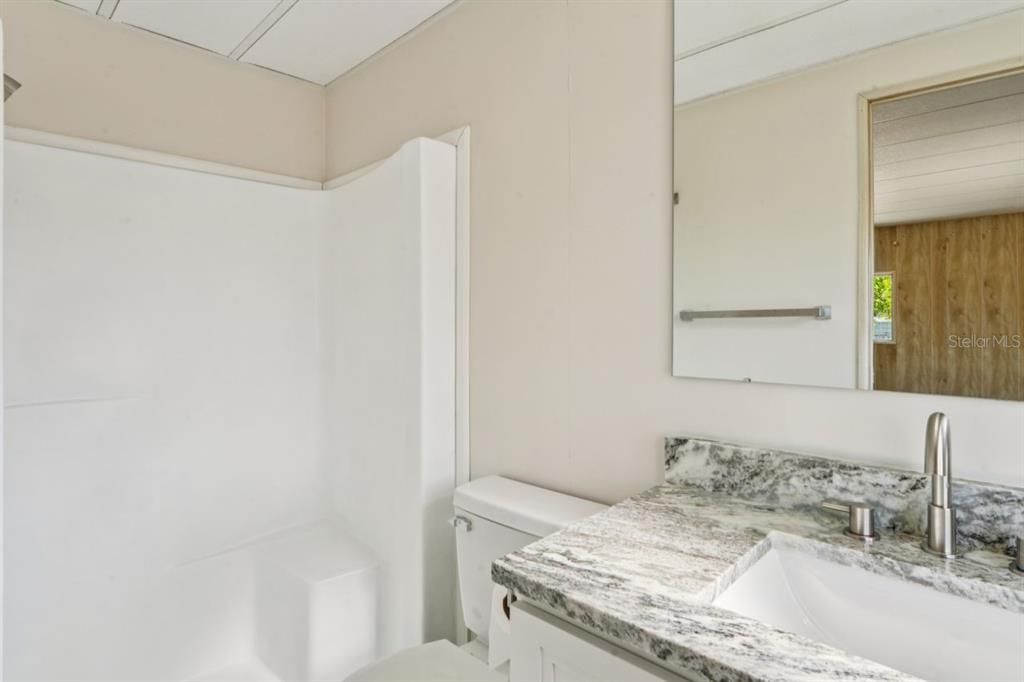 На продажу: $159,900 (2 спален, 2 ванн, 1023 Квадратных фут)