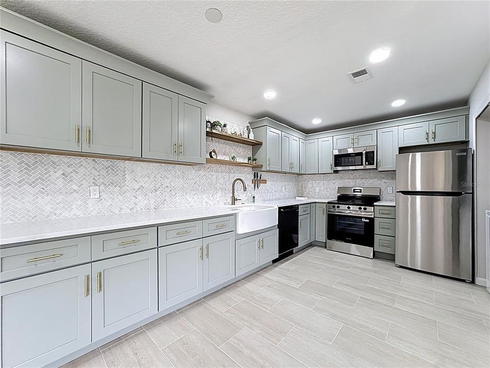 На продажу: $229,995 (2 спален, 2 ванн, 918 Квадратных фут)