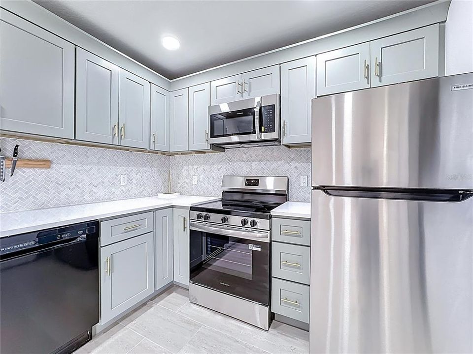 На продажу: $229,995 (2 спален, 2 ванн, 918 Квадратных фут)