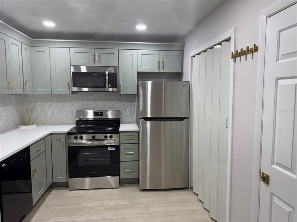 На продажу: $229,995 (2 спален, 2 ванн, 918 Квадратных фут)