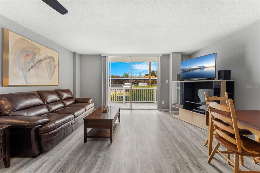 На продажу: $229,000 (1 спален, 1 ванн, 700 Квадратных фут)