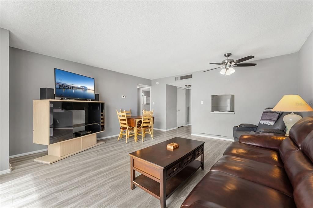 На продажу: $229,000 (1 спален, 1 ванн, 700 Квадратных фут)