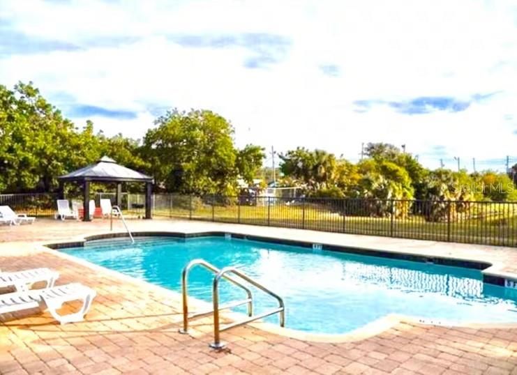 For Sale: $147,000 (1 beds, 1 baths, 570 Square Feet)