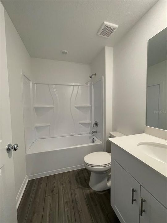 Activo con contrato: $1,700 (3 camas, 2 baños, 1264 Pies cuadrados)