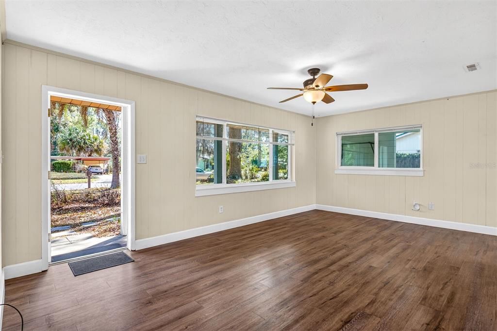 Active With Contract: $219,900 (3 beds, 1 baths, 1169 Square Feet)