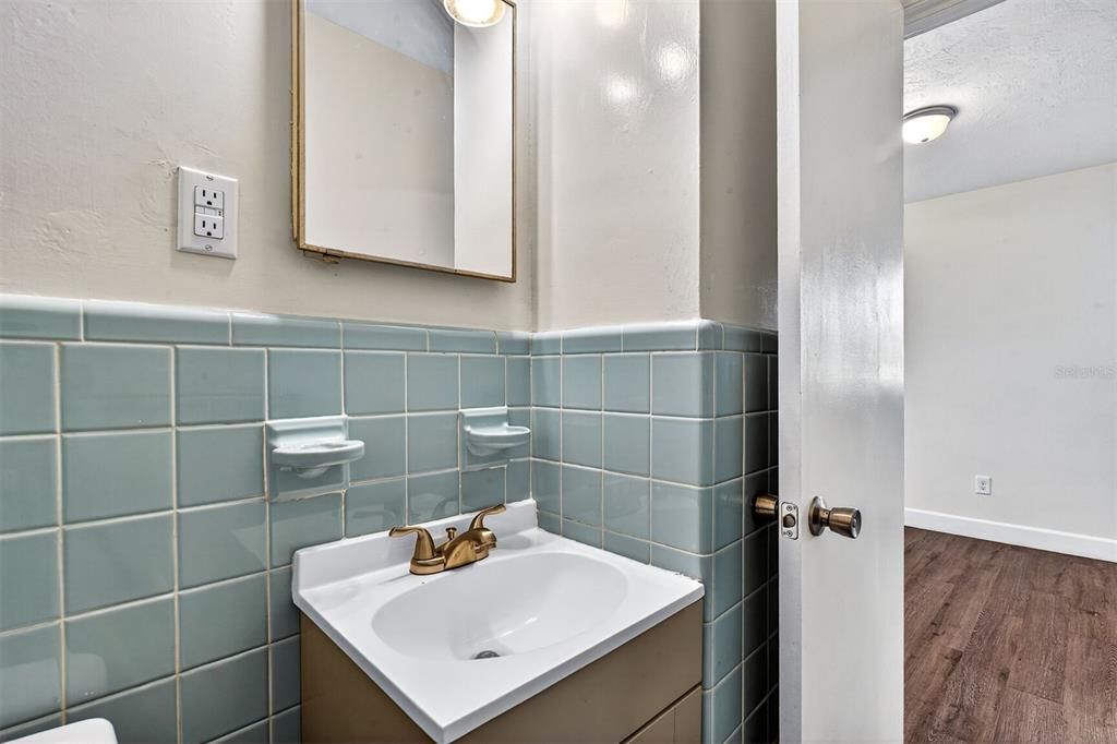 Active With Contract: $219,900 (3 beds, 1 baths, 1169 Square Feet)
