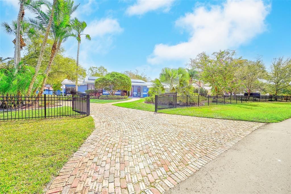 Activo con contrato: $1,390,000 (6 camas, 6 baños, 4922 Pies cuadrados)