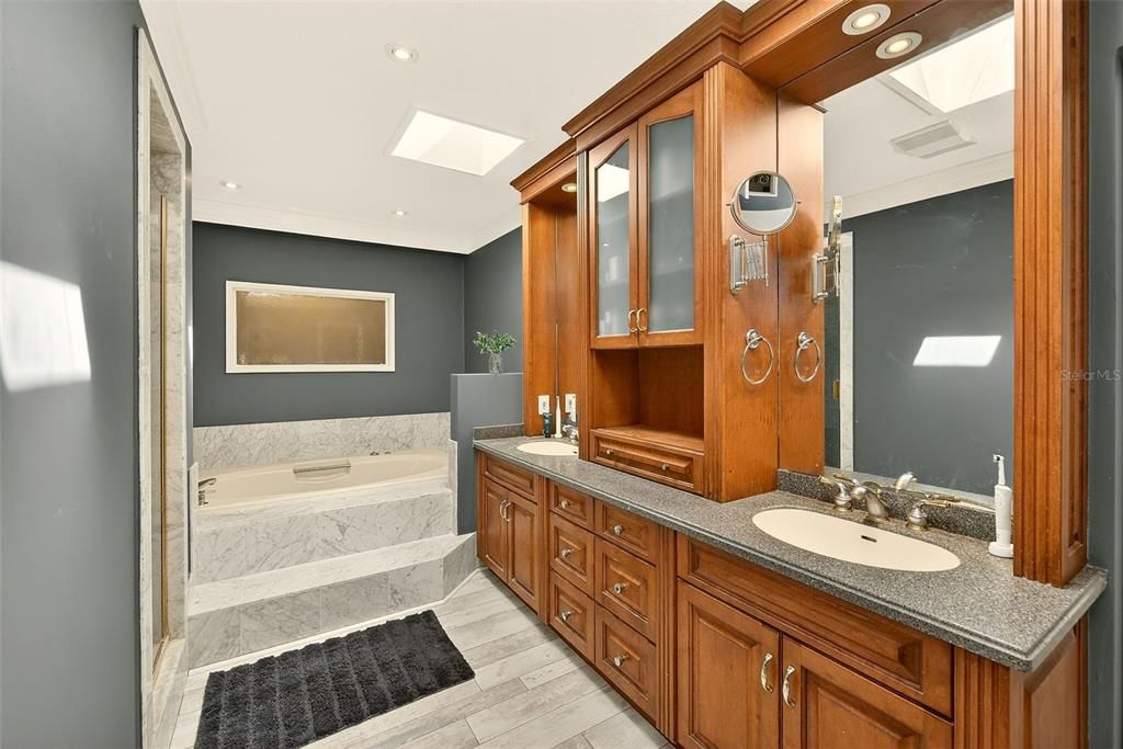 Activo con contrato: $1,390,000 (6 camas, 6 baños, 4922 Pies cuadrados)