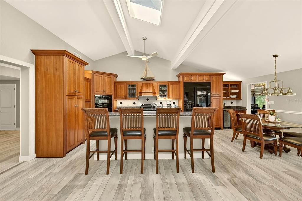 Activo con contrato: $1,390,000 (6 camas, 6 baños, 4922 Pies cuadrados)