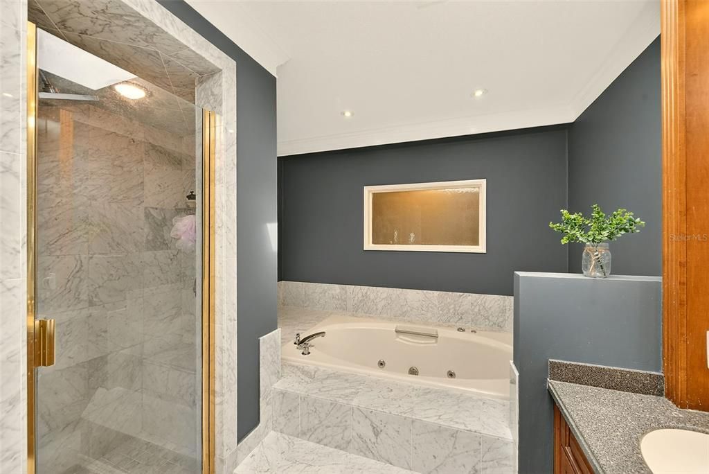 Activo con contrato: $1,390,000 (6 camas, 6 baños, 4922 Pies cuadrados)