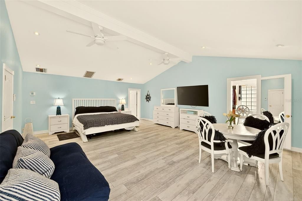 Activo con contrato: $1,390,000 (6 camas, 6 baños, 4922 Pies cuadrados)