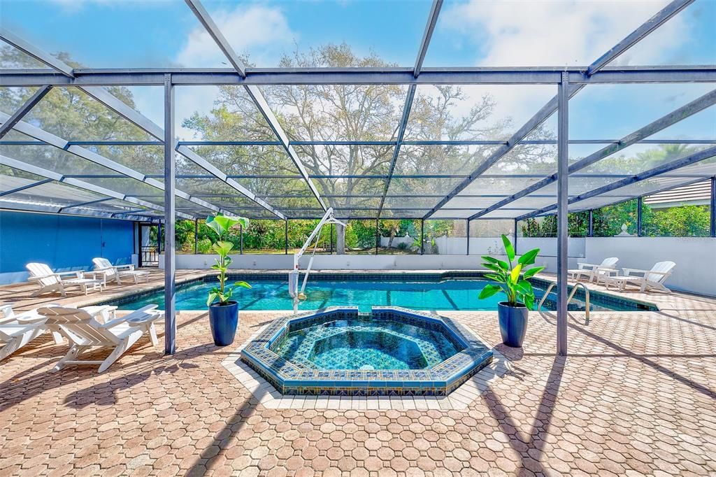 Activo con contrato: $1,390,000 (6 camas, 6 baños, 4922 Pies cuadrados)