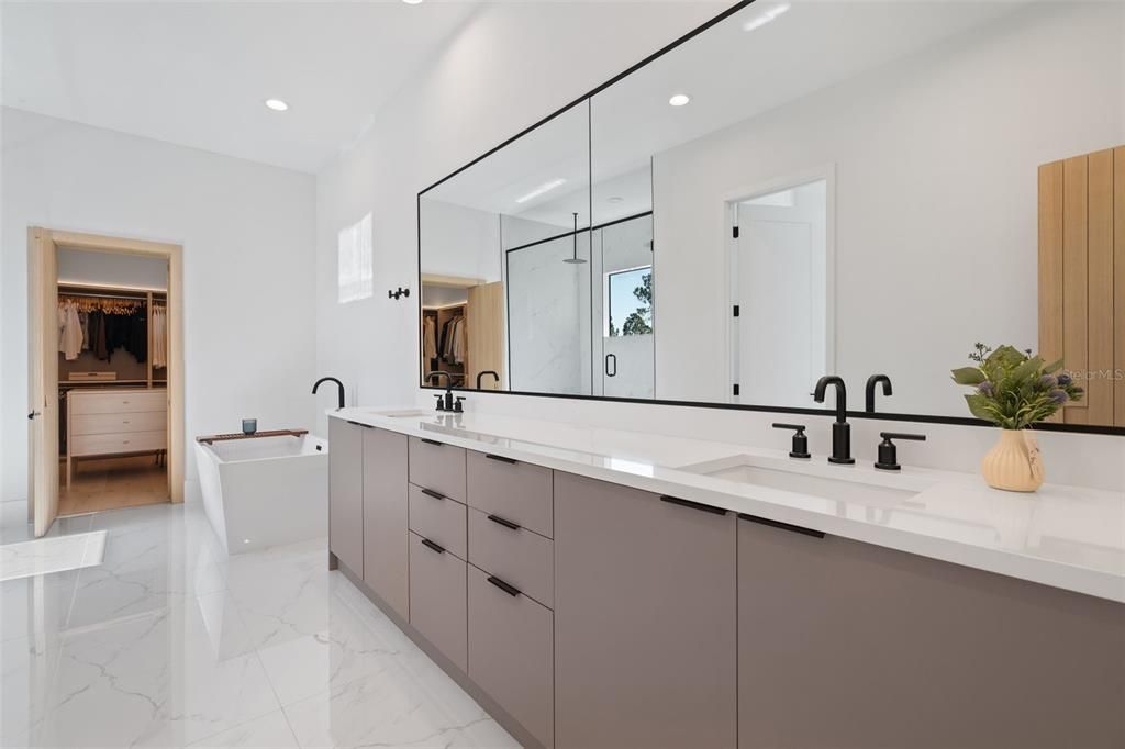 Activo con contrato: $3,249,000 (5 camas, 5 baños, 5111 Pies cuadrados)