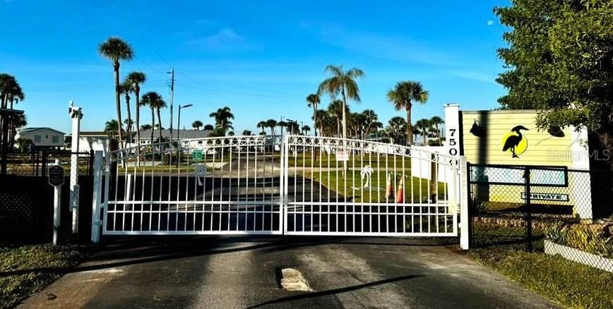 На продажу: $99,000 (0.08 acres)