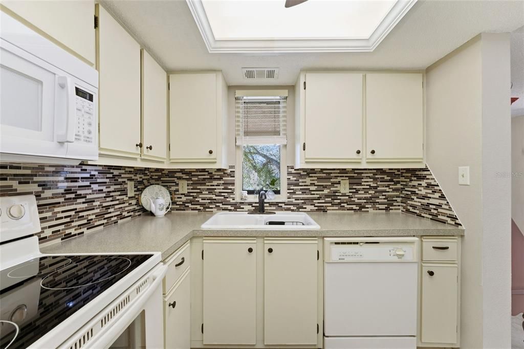 Active With Contract: $135,000 (2 beds, 2 baths, 838 Square Feet)