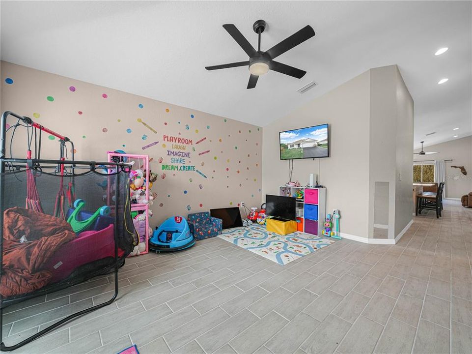 For Sale: $299,900 (4 beds, 2 baths, 1965 Square Feet)