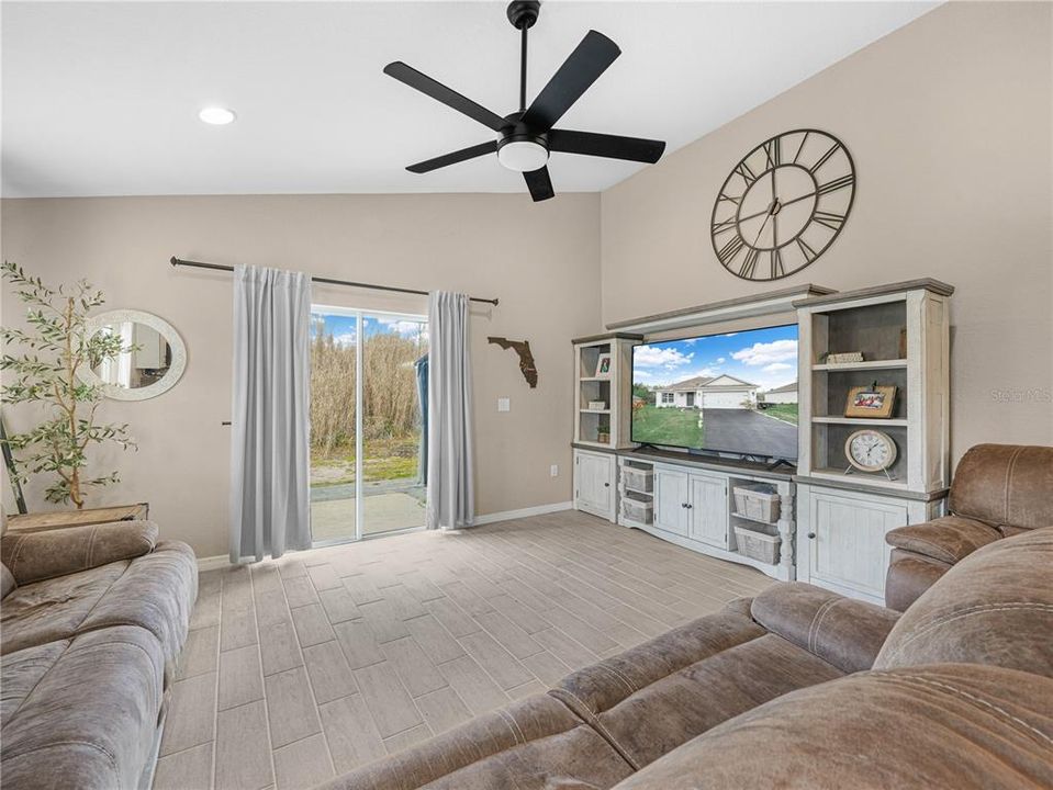 For Sale: $299,900 (4 beds, 2 baths, 1965 Square Feet)
