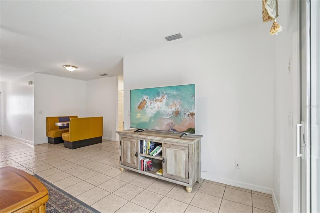 Active With Contract: $410,000 (4 beds, 0 baths, 1996 Square Feet)