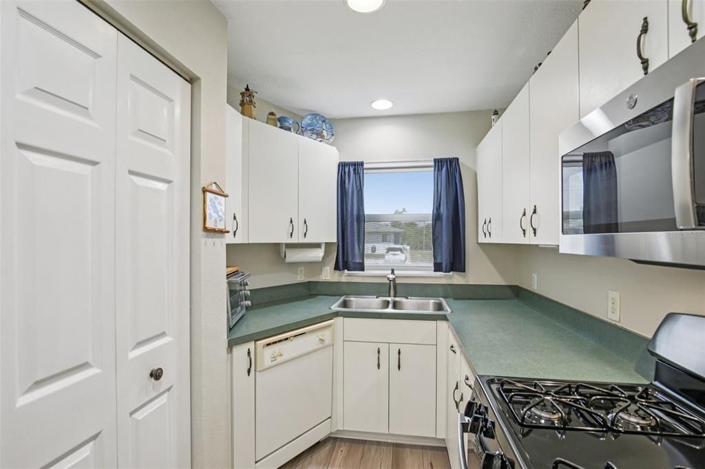 Active With Contract: $410,000 (4 beds, 0 baths, 1996 Square Feet)