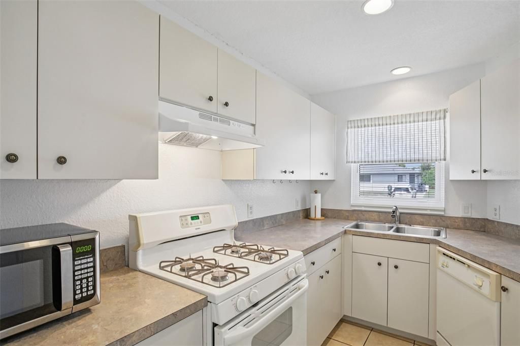 Active With Contract: $410,000 (4 beds, 0 baths, 1996 Square Feet)