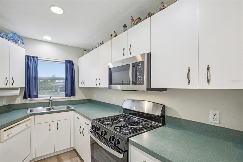 Active With Contract: $410,000 (4 beds, 0 baths, 1996 Square Feet)