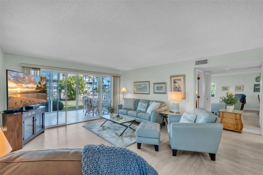 En Venta: $549,000 (2 camas, 2 baños, 1179 Pies cuadrados)