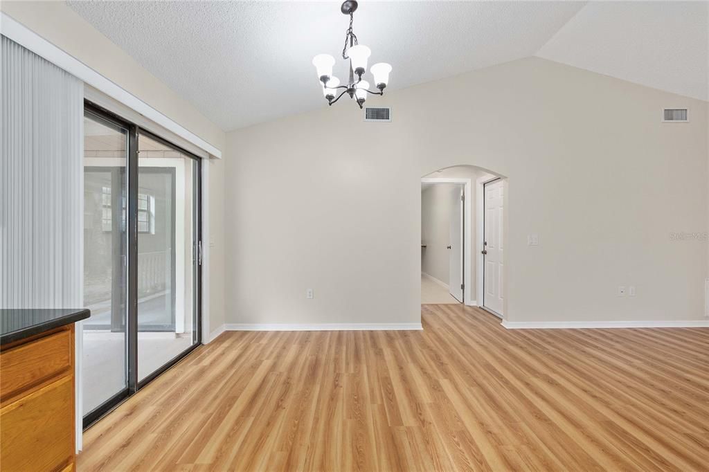 Activo con contrato: $224,900 (3 camas, 2 baños, 1215 Pies cuadrados)