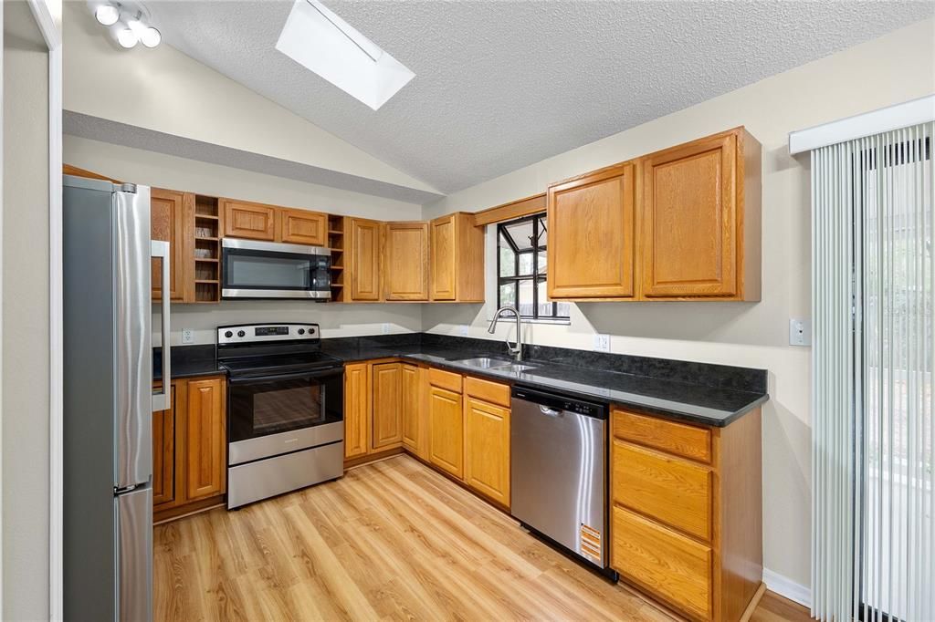 Activo con contrato: $224,900 (3 camas, 2 baños, 1215 Pies cuadrados)