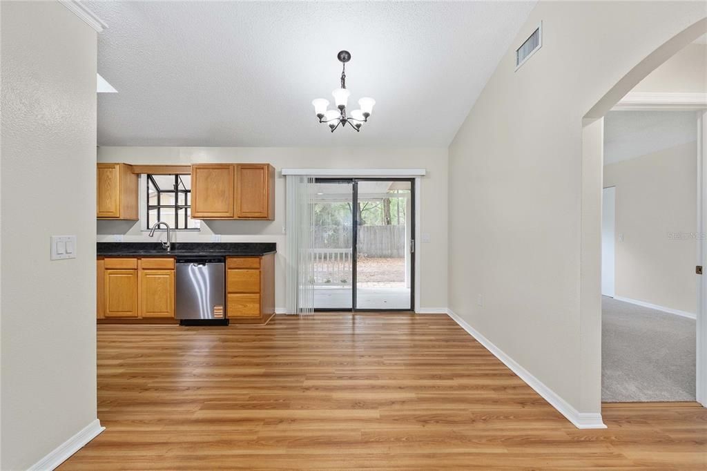 Activo con contrato: $224,900 (3 camas, 2 baños, 1215 Pies cuadrados)