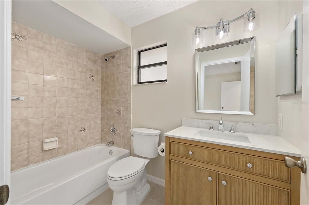 Activo con contrato: $224,900 (3 camas, 2 baños, 1215 Pies cuadrados)